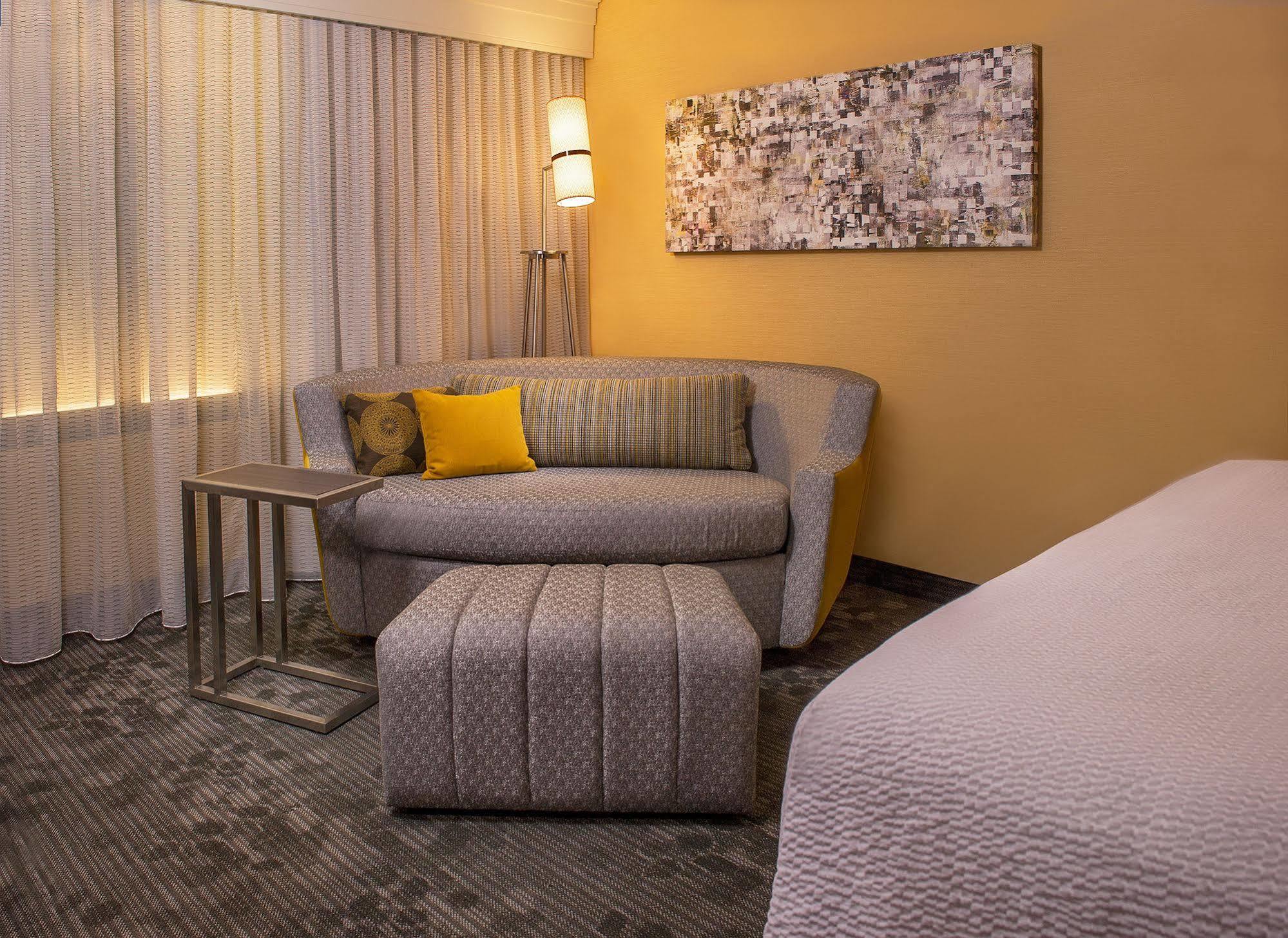 Courtyard By Marriott Lexington North Hotell Exteriör bild